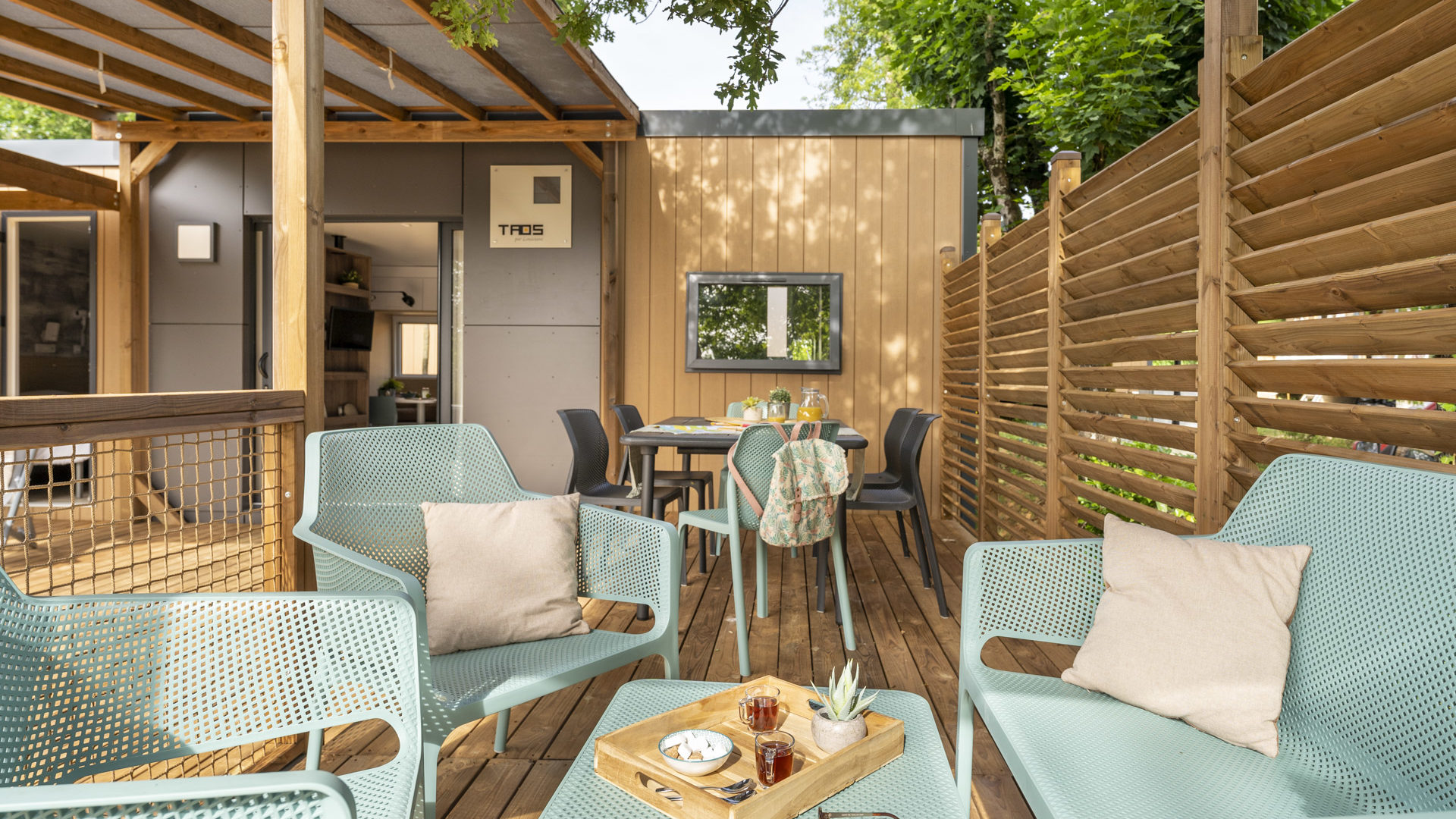 Houten terras met moderne tuinmeubelen.