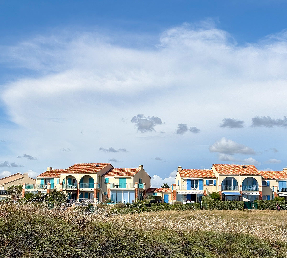 Mediterrane huizen onder een blauwe hemel